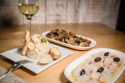 Tapas variadas de Cantamanyanes con vino