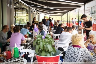 Terraza de Cantamanyanes llena de gente
