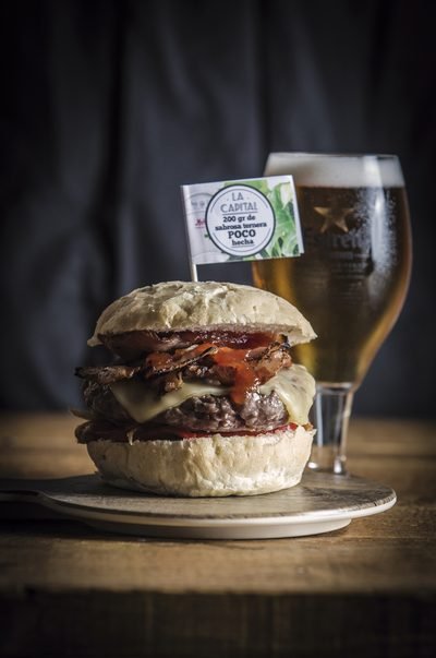 Hamburguesa de La Capital con una cerveza