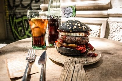 Hamburguesa doble de La Capital sobre la mesa