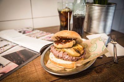 Hamburguesa de La Capital servida en mesa