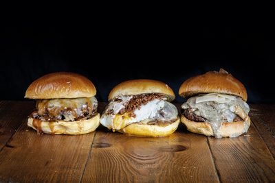 Tres hamburguesas de La Capital en fila