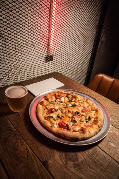 Pizza de Porco Dio sobre mesa de madera